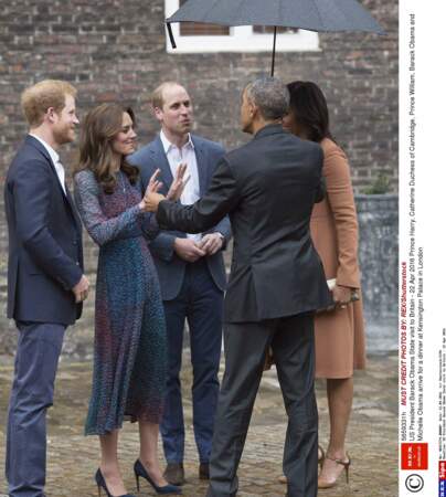 Ambiance décontractée entre Harry, Kate, William et le couple Obama