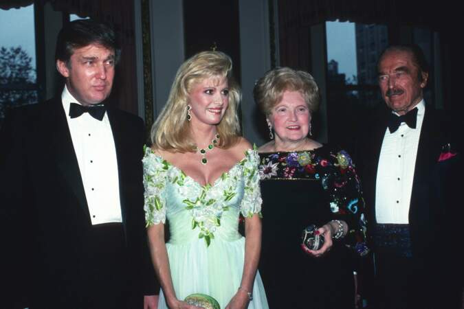 En 1989, Trump joliment entouré de son épouse Ivana et sa maman Mary Anne