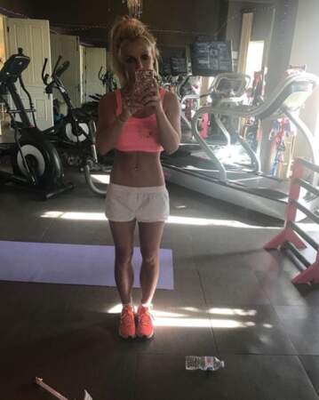 En parlant de sport, Britney Spears nous a montré son ventre ultra-plat. 