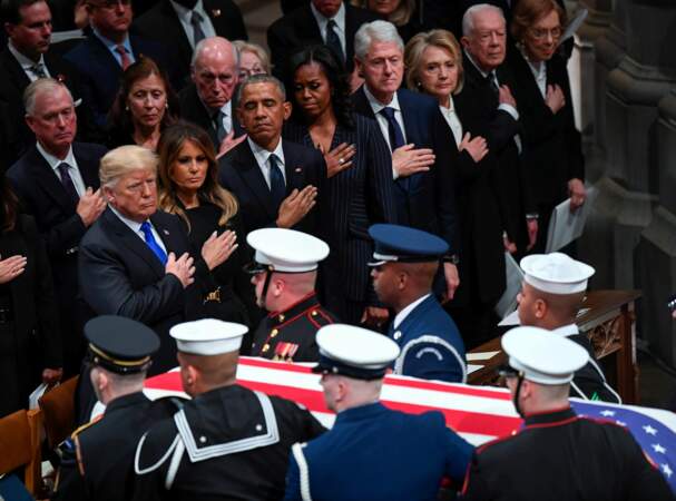 Les quatre couples présidentiels, la main sur le cœur, devant le passage du cercueil