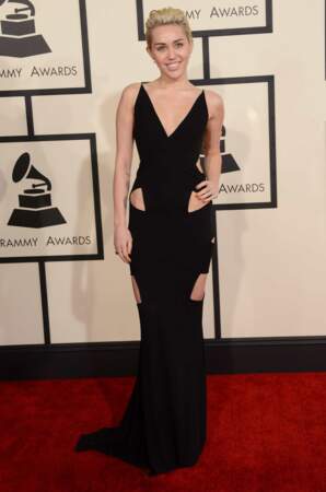 Voici Miley Cyrus, qui a opté pour une robe plutôt sobre....