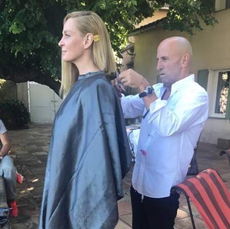 Avant la montée des marches, Uma Thurman se coupe les cheveux