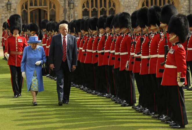 Elizabeth II et Donald Trump inspectent la Garde d'Honneur formée par les gardes du Château de Windsor