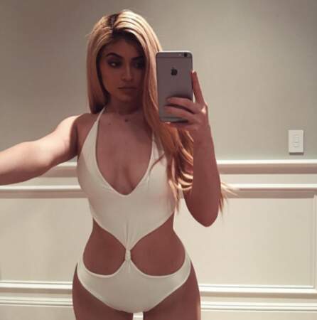 Kylie Jenner a essayé un trikini blanc. 