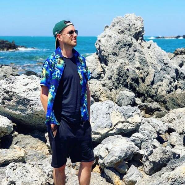 Une couleur de chemise assortie à celle de la mer pour Maxime Gueny, en vacances en Grèce. 