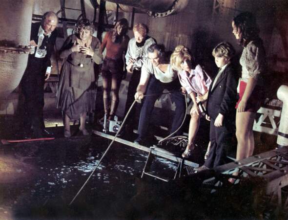 L'Aventure du Poséidon (1973) : les passagers, dont Ernest Borgnine au centre, piégés dans les coursives