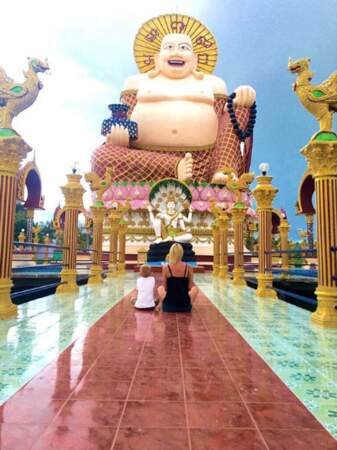 Petite méditation avec Hugo devant Bouddha.