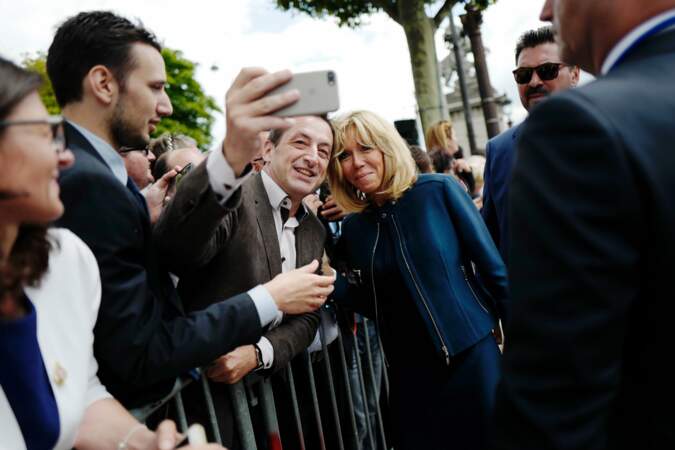 Tandis que Brigitte Macron posait avec des badauds pour quelques selfies