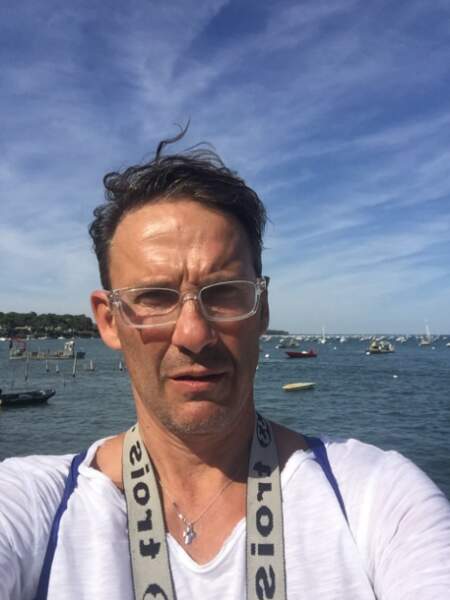 Où qu'il aille, Julien Courbet n'oublie pas de prendre la pose pour un selfie.