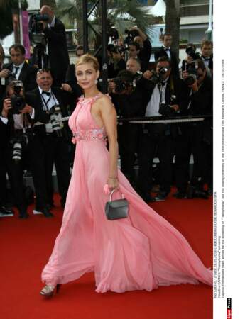 Emmanuelle Béart très décidée en robe de  mousseline rose Elie Saab (2006)