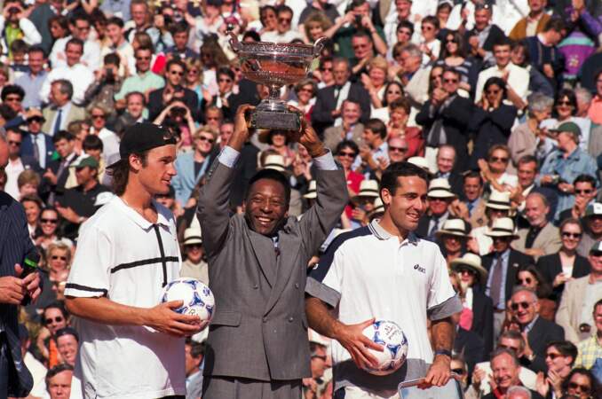 Gagnant de l'édition 1998, l'Espagnol Carlos Moya se fait voler la vedette par Pelé