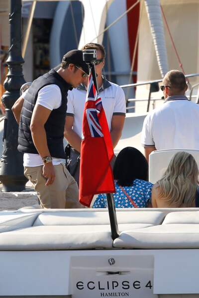 Orlando Bloom arrive au port du Cap d'Antilles, avec Katy Perry (assise de dos, chemise bleue…)