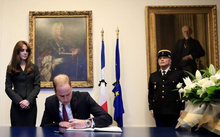 17 novembre 2015. Ambassade de France à Londres, le couple rend hommage aux victimes des attentats de Paris