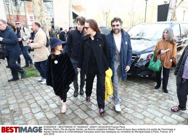 Mathieu Demy (fils d'Agnès Varda), sa femme Joséphine Wister Faure et leurs deux enfants à la sortie de l'hommage