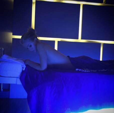 La voici topless avant une séance de massage. Paris Hilton nous narguerait-elle ?