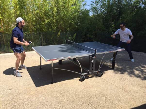 Entre deux sessions de travail, Camille Combal et Cyril Hanouna se laissent tenter par un petit ping-pong.