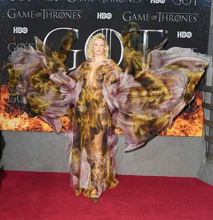 Brienne de Torth (Gwendoline Christie) a troqué son armure contre une robe incendiaire