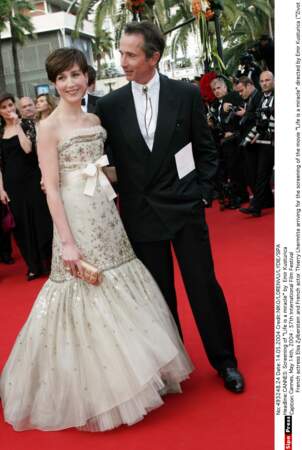 Elsa Zylberstein et Thierry Lhermitte, forment un couple très élégant en 2004