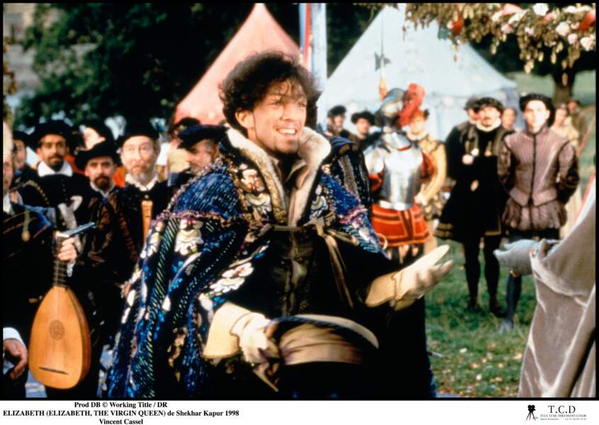 Costumé pour jouer le Duc d'Anjou dans Élizabeth (1998)