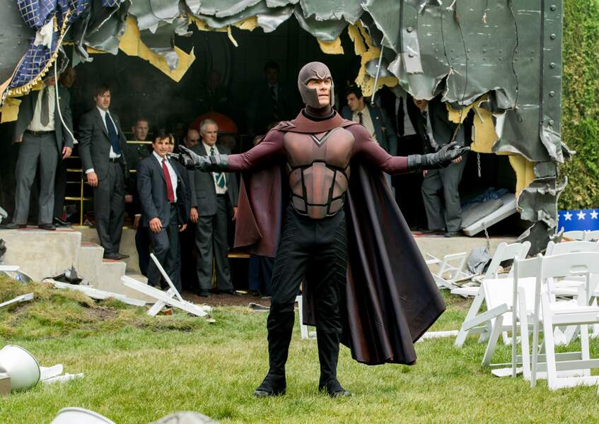 Il revêt le costume de Magneto, l'ennemi des X-Men dans la saga adaptée des comics