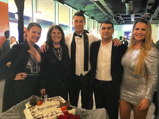 Cristiano Ronaldo a fêté le Nouvel An... en même temps que l'anniversaire de sa maman !