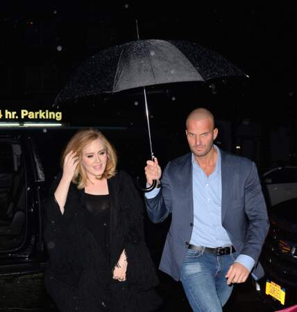 En novembre 2015, le web a détourné son attention d'Adele pour se concentrer sur son ombre. 