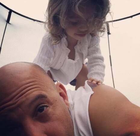 La fille de Vin Diesel adore faire de l'escalade sur son papa. 
