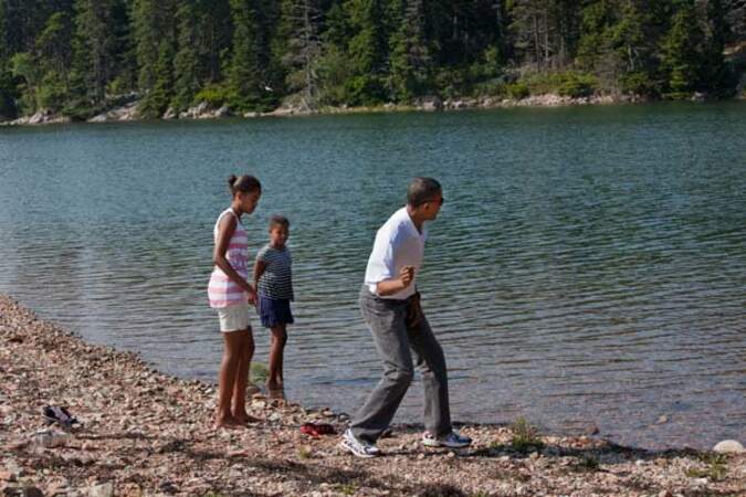 ... Ou lors des vacances d'été (ici dans le Maine), Barack Obama aime passer du temps en famille