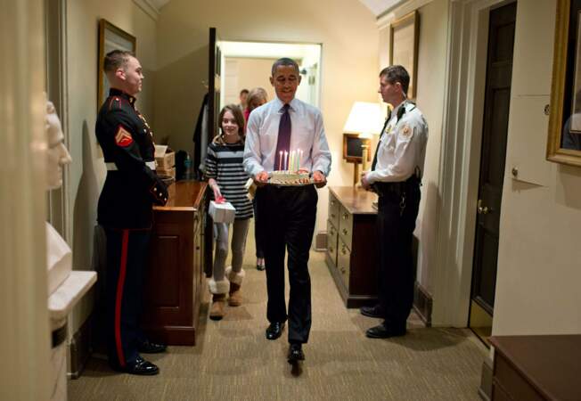 Barack Obama célèbre l'anniversaire de l'un de ses conseillers... en lui apportant lui-même son gâteau