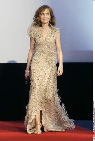 Isabelle Huppert présidente du jury en 2009 porte une robe entièrement brodée de la collection Armani Privé