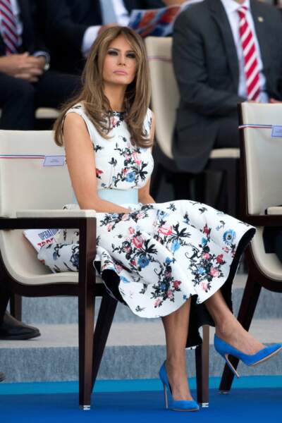 La First Lady était magnifique dans une robe blanche à fleurs rouges et bleues signée Valentino