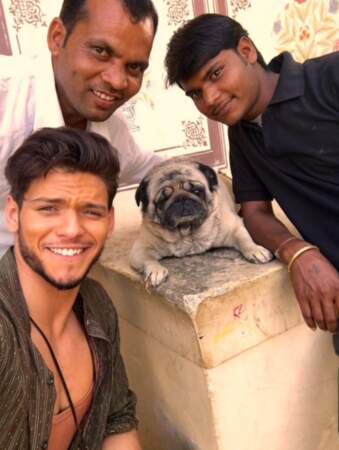 Rayane n'hésite pas non plus à poser avec un chien qui a de la gueule et deux acteurs de Coup de foudre à Jaipur
