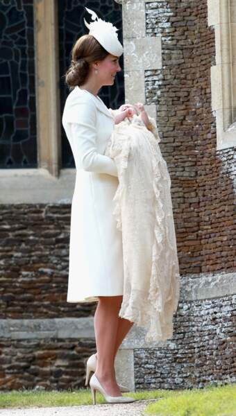 A son habitude, la duchesse était sublime et élégante en robe blanche Alexander McQueen