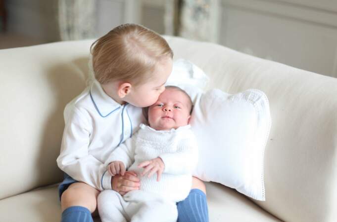 Kate immortalise ses deux adorables bambins et offre la première photo officielle de Charlotte