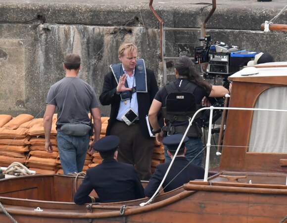Christopher Nolan dirige une scène sur un bateau...