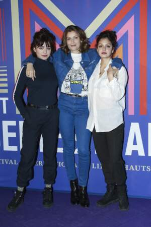 L'actrice française pose avec les jeunes comédiennes Alba Gaia Belugi et Noée Abita pour la série Une île (Arte)