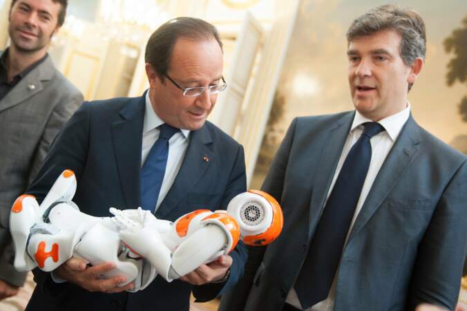 Septembre 2013 : Emu, François Hollande berce le robot Nao, Arnaud Montebourg n'en perd pas une miette !