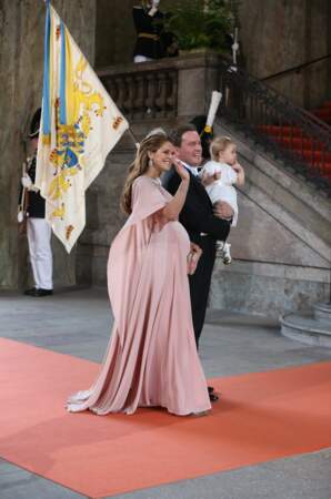 La princesse Madeleine est venue enceinte et en famille avec son mari Christoper O'Neil et leur fille Leonore