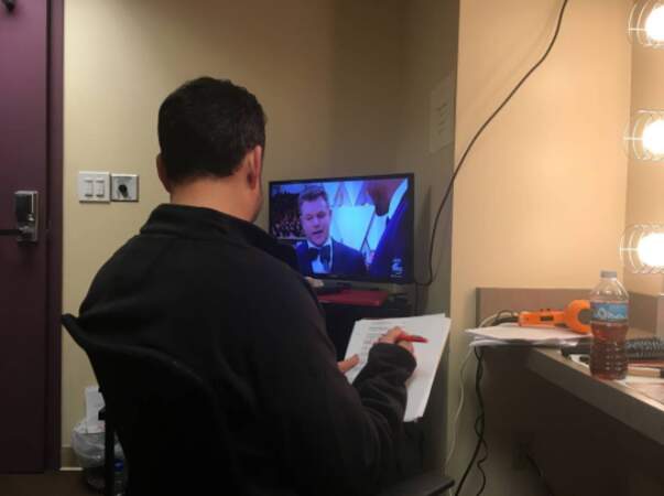 Jimmy Kimmel regarde le tapis rouge avant le show