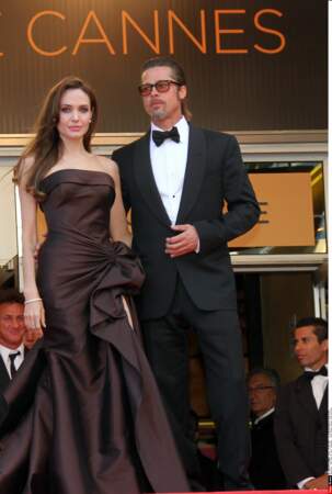 Le pourpre, plus sombre, est aussi le choix d'Angelina Jolie en 2011 (robe bustier Versace)