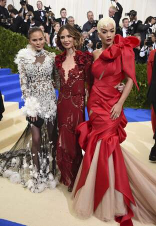 Chrissy Teigen, Georgina Chapman et Rita Ora pas vraiment sobres (et on ne parle pas de consommation de champagne).