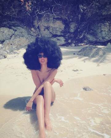 Coiffure afro + topless = une Sonia Rolland heureuse à la plage. 