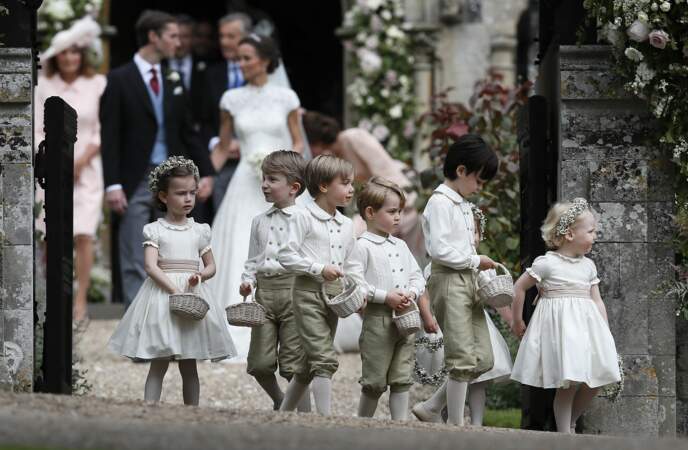 Le prince George (le plus petit au centre) et les autres enfants d'honneur en avaient assez de tous ces baisers