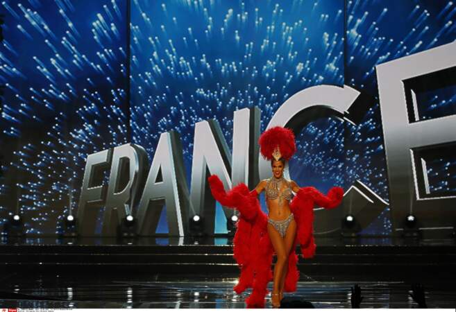 Mais la Française, qui avait fait sensation avec son costume du Moulin Rouge dévoilé 2 jours plus tôt, l'a emporté