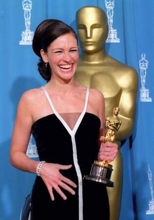 2001, consécration pour Julia, Oscar de la meilleure actrice pour son rôle d'Erin Brockovich dans le film éponyme.