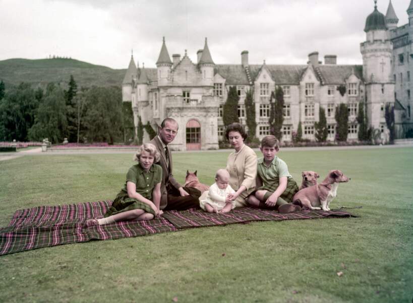 En 1960, la petite famille accueille un petit troisième, le prince Andrew 