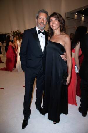 Michel Cymes était venu en compagnie de son épouse, Nathalie, qui avait choisi une robe noire