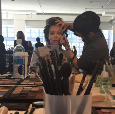 Naya Rivera (Glee) en pleine séance make-up. 