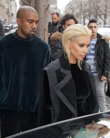 Kim Kardashian et Kanye West sortent de leur hôtel, direction un nouveau défilé ! 