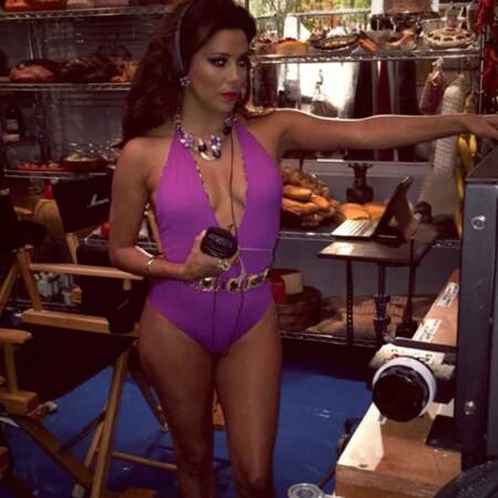 Et Eva Longoria porte un maillot de bain violet pour superviser un tournage. NORMAL.